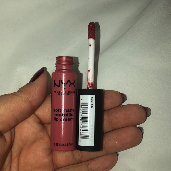 NYX soft metallic lip cream - Picture 3 of 5